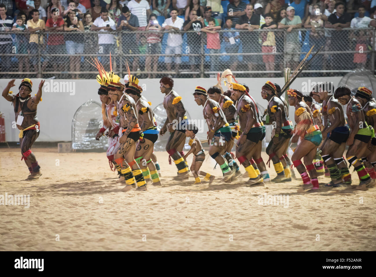 Palmas, Tocantins State, Brazil. 25th October, 2015. Kuikuro warriors perform a traditional celebration, 'danca dos macacos', to greet the public at the International Indigenous Games, in the city of Palmas, Tocantins State, Brazil. Credit:  Sue Cunningham Photographic/Alamy Live News Stock Photo