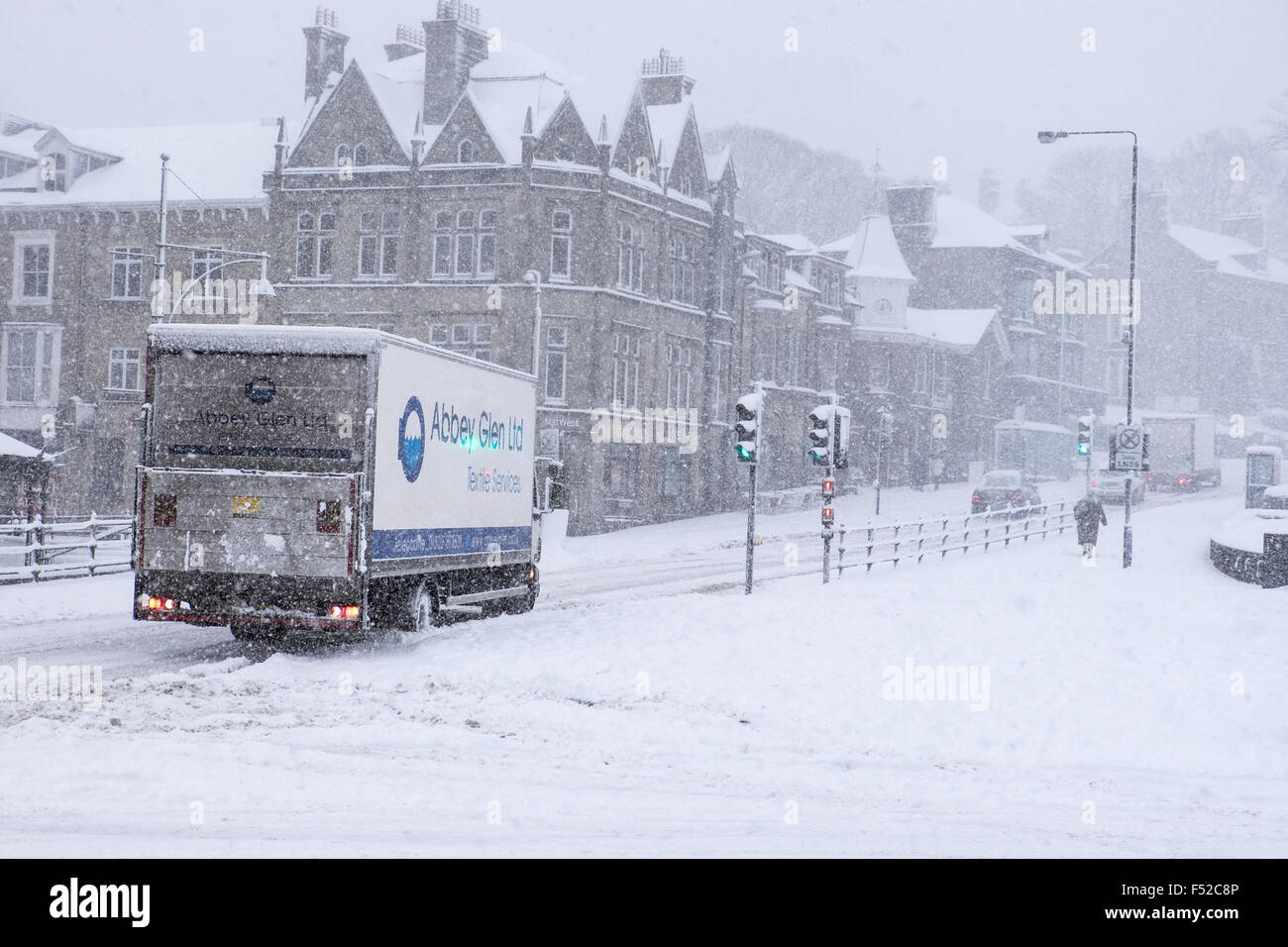 heavy falling snow disrupting traffic in Buxton Derbyshire Stock Photo