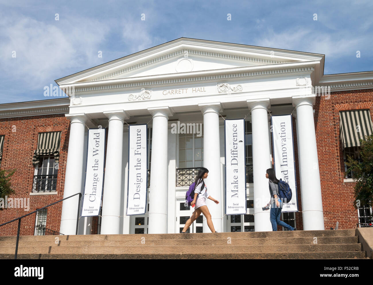 Female students walking past Garret Hall, University of Virginia, Charlottesville, Virginia, USA Stock Photo