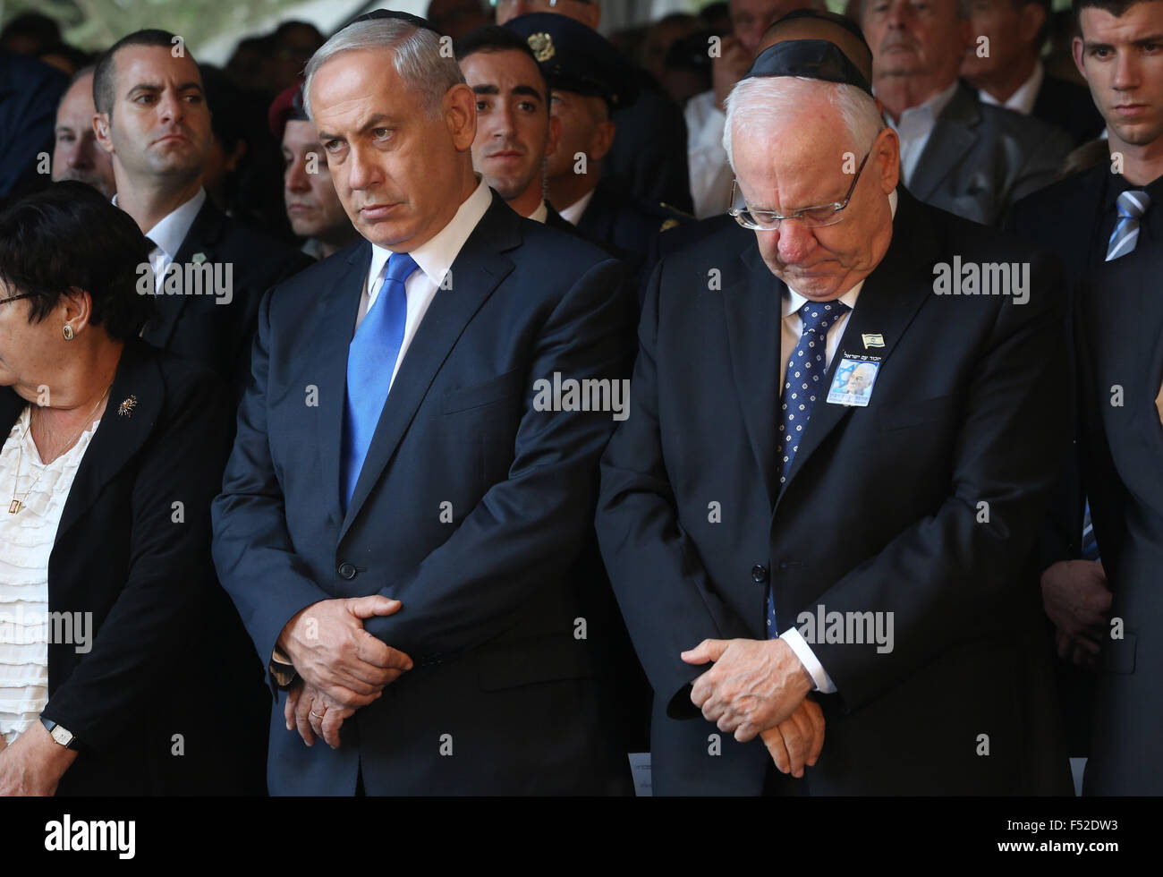 Jerusalem, Israel. 26th October, 2015. Israeli Prime Minister Benjamin Netanyahu (2nd R) and President Reuven Rivlin (1st R) mourn during a state memorial ceremony of the late Israeli Prime Minister Yitzhak Rabin, held on Mount Herzel in Jerusalem, on Oct. 26, 2015. Jerusalem and Tel Aviv on Monday marked the 20th anniversary of the assassination of the late Israeli Prime Minister Yitzhak Rabin. Credit:  Xinhua/Alamy Live News Stock Photo