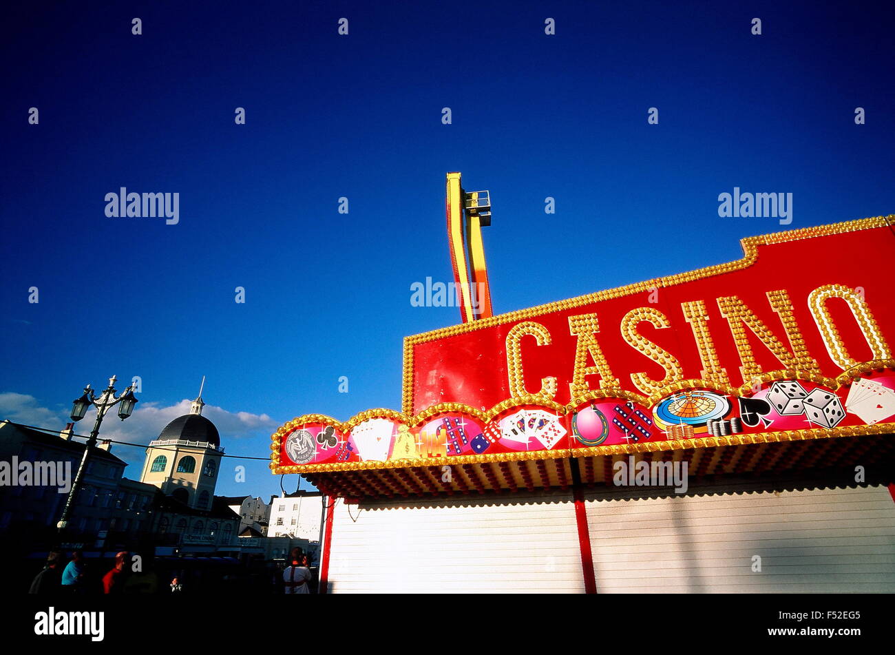 AJAXNETPHOTO. WORTHING, ENGLAND. - SEAFRONT CASINO - AMUSEMENT STALL SET UP ON THE SEA-FRONT PROMENADE; THE WELL KNOWN DOME CINEMA CAN BE SEEN CENTRE LEFT. PHOTO:JONATHAN EASTLAND/AJAX REF:71108 3 Stock Photo