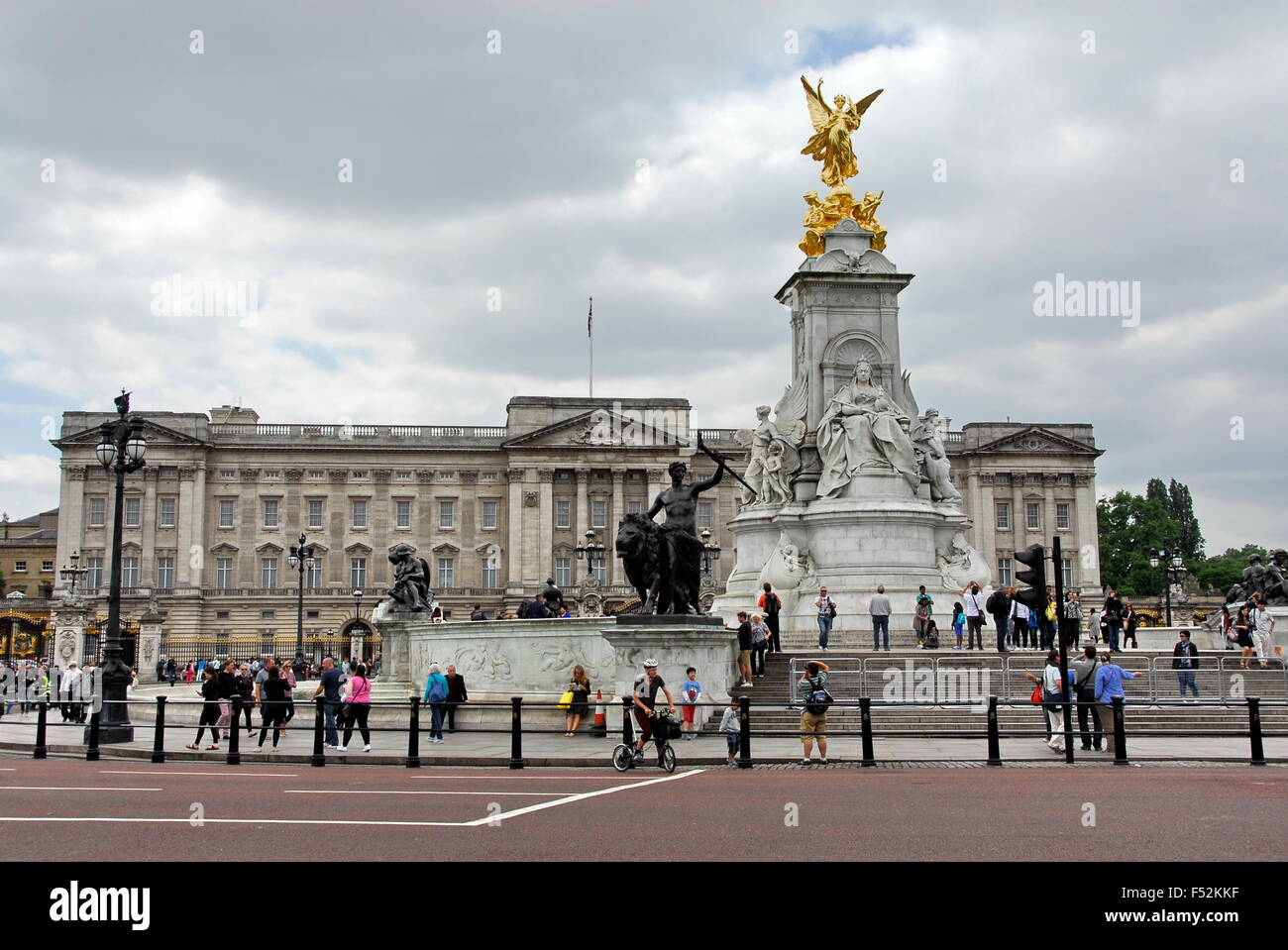 Statue of Queen Victoria in front of Buckingham Palace in London
