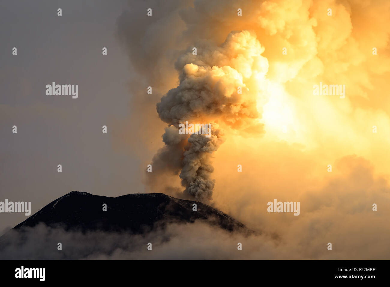 Power Explosion Of Tungurahua Volcano On 6Th Of May 2013 Ecuador South America Stock Photo