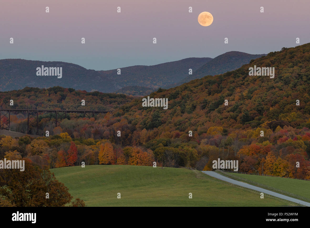 Salisbury Mills, N.Y, USA. 26th Oct, 2015. The nearly full moon rises