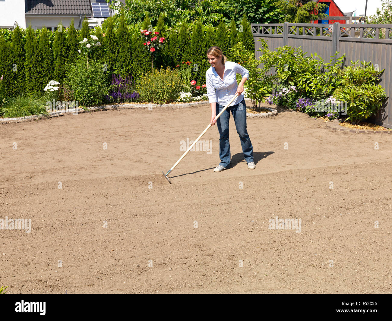 turf, lay, garden, woman, rake, rake Stock Photo - Alamy