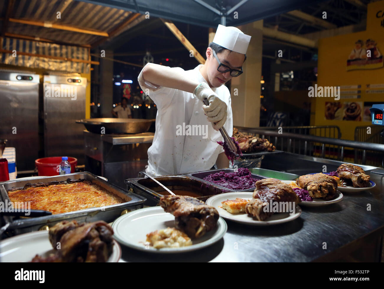Hong Kong, China. 26th Oct, 2015. A chef prepares traditional German