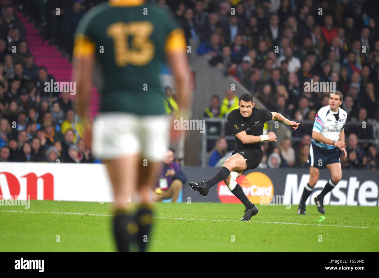 London, UK. 24th Oct, 2015. Dan Carter (NZL) Rugby : Dan Carter of New Zealand takes a penelty kick during the 2015 Rugby World Cup semi-final match between South Africa 18-20 New Zealand at Twickenham in London, England . © FAR EAST PRESS/AFLO/Alamy Live News Stock Photo