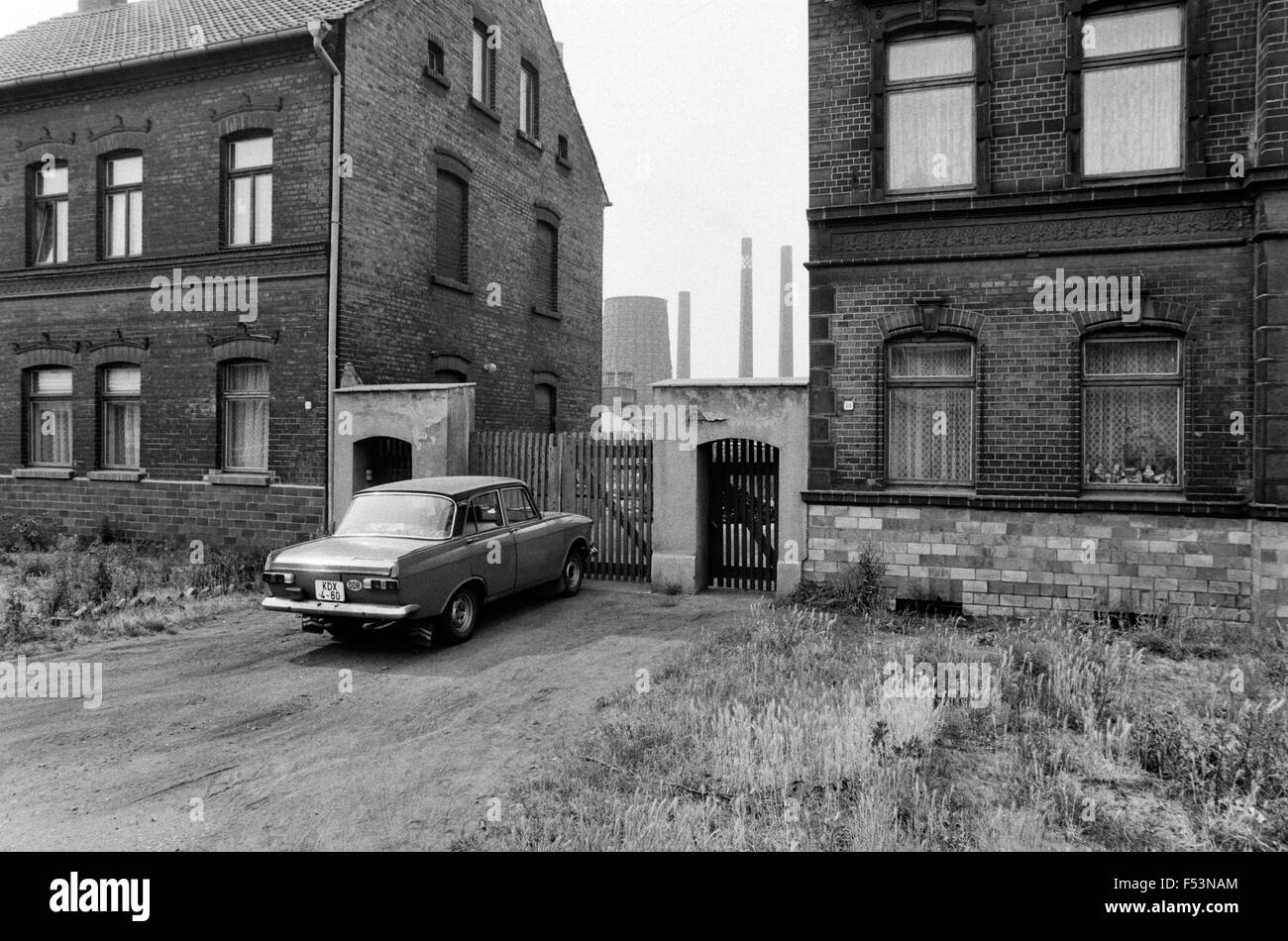 14.05.1990, Lauchhammer, Cottbus, German Democratic Republic - Residential and industrial plant in Lauchhammer. 00P900514A010CAROEX.JPG - NOT for SALE in G E R M A N Y, A U S T R I A, S W I T Z E R L A N D [MODEL RELEASE: NOT APPLICABLE, PROPERTY RELEASE: NO (c) caro photo agency / Muhs, http://www.caro-images.pl, info@carofoto.pl - In case of using the picture for non-journalistic purposes, please contact the agency - the picture is subject to royalty!] Stock Photo