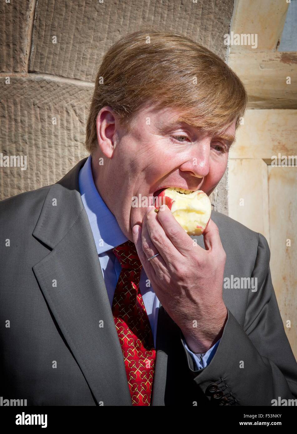 Loess Plateau, China. 27th Oct, 2015. King Willem-Alexander of The Netherlands visits an apple farm at Loess Plateau, China, 27 October 2015. The King and Queen are in China for an 5 day state visit. Photo: Patrick van Katwijk/ POINT DE VUE OUT - NO WIRE SERVICE -/dpa/Alamy Live News Stock Photo