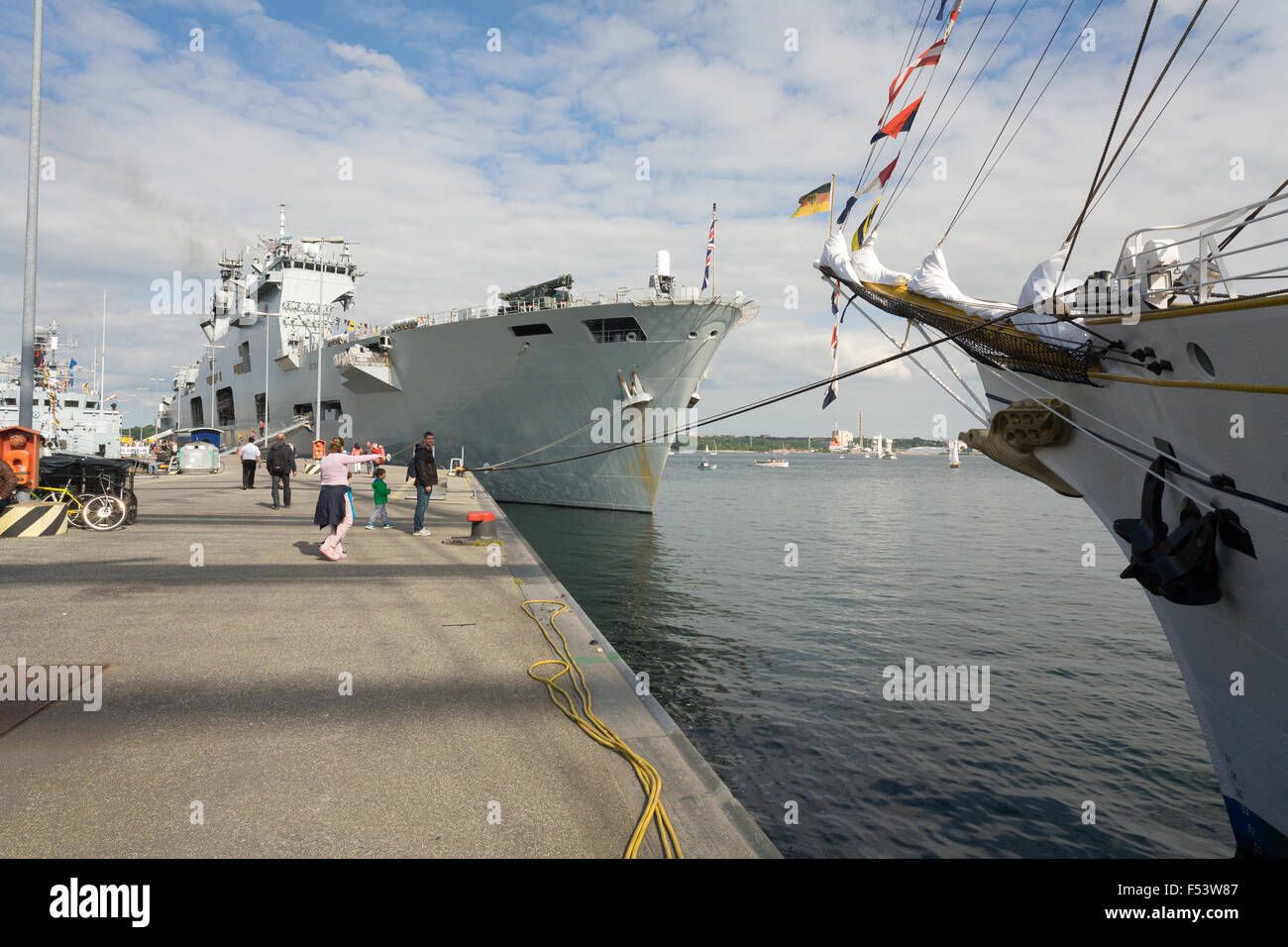 21.06.2015, Kiel, Schleswig-Holstein, Germany - Open in ship-naval base / Scheerhafen during Kiel Week. Here the Tirpitzmole, in the center of the British Hubschraubertraeger -HMS Ocean-, right of the bow of the sail training vessel -Gorch Fock. 0PR150621D020CAROEX.JPG - NOT for SALE in G E R M A N Y, A U S T R I A, S W I T Z E R L A N D [MODEL RELEASE: NO, PROPERTY RELEASE: NO (c) caro photo agency / Pries, http://www.caro-images.pl, info@carofoto.pl - In case of using the picture for non-journalistic purposes, please contact the agency - the picture is subject to royalty!] Stock Photo