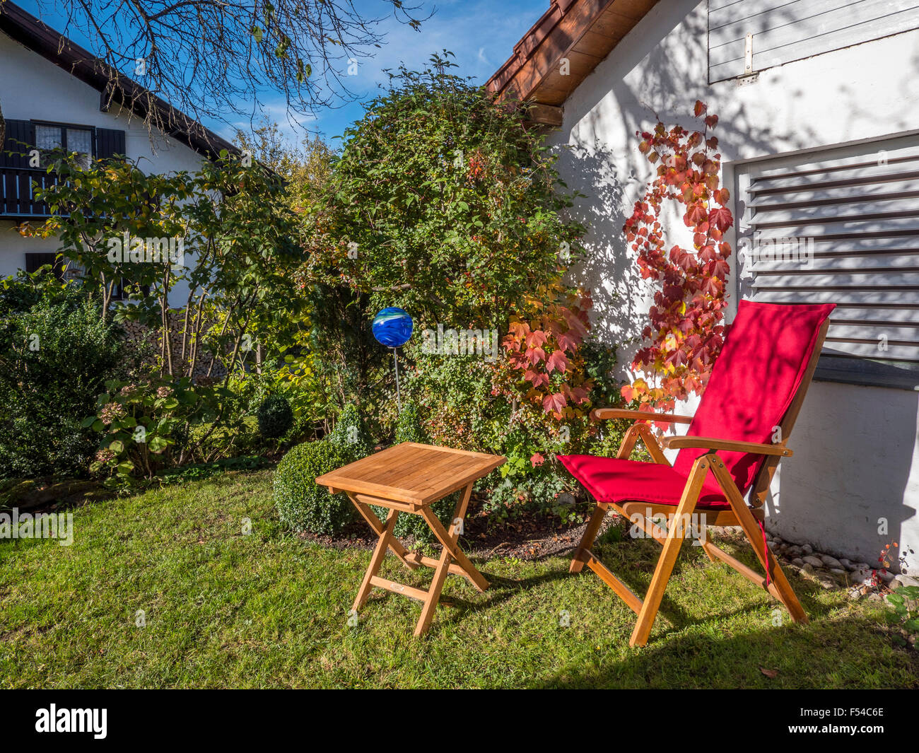 Garden red wooden house hi-res stock photography and images - Alamy