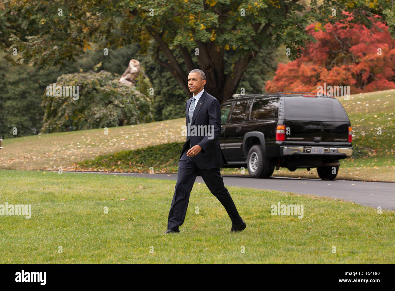 Washington, DC, USA. 27th October, 2015. President Obama boarding Marine One helicopter  on the South Lawn of the White House.  The President is traveling to Chicago, Illinois to address the world's law enforcement leaders at the International Association of Chiefs of Police (IACP) Conference and Exposition. Credit:  B Christopher/Alamy Live News Stock Photo