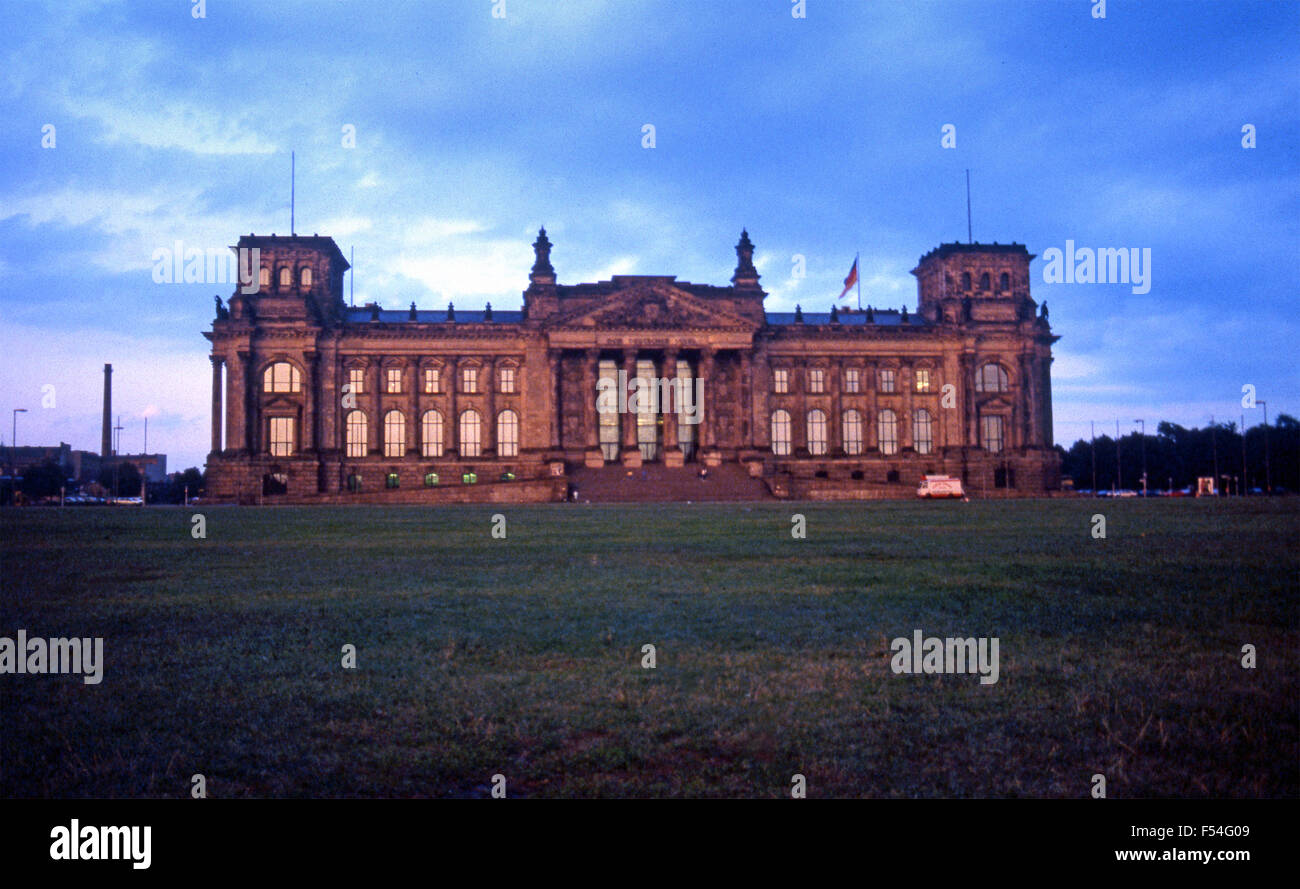 The Reichstag in Cold War era West Berlin, 1985 Stock Photo
