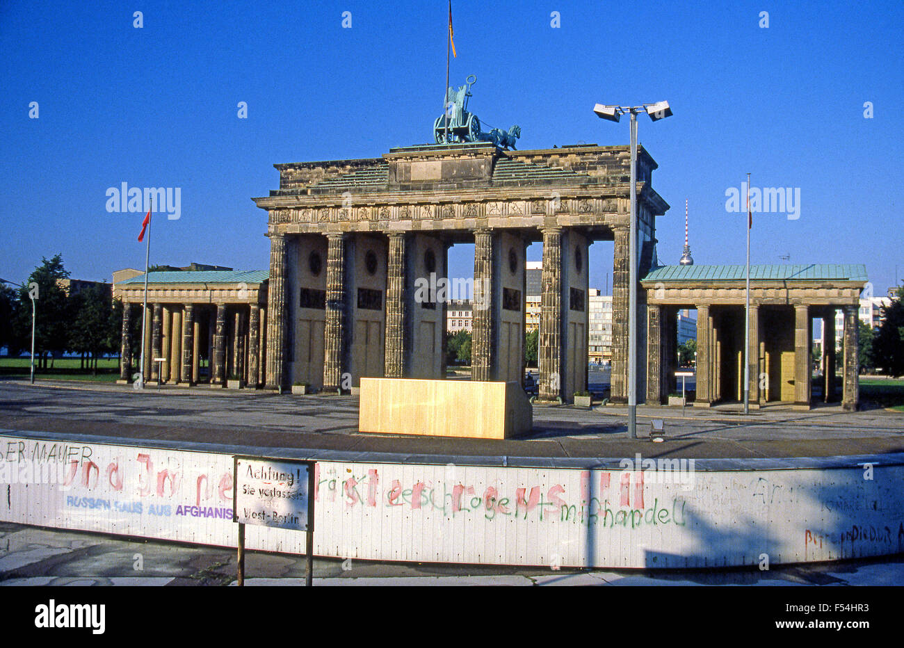 1985 The Berlin Wall running past the Brandenburg Gate during the Cold War Stock Photo