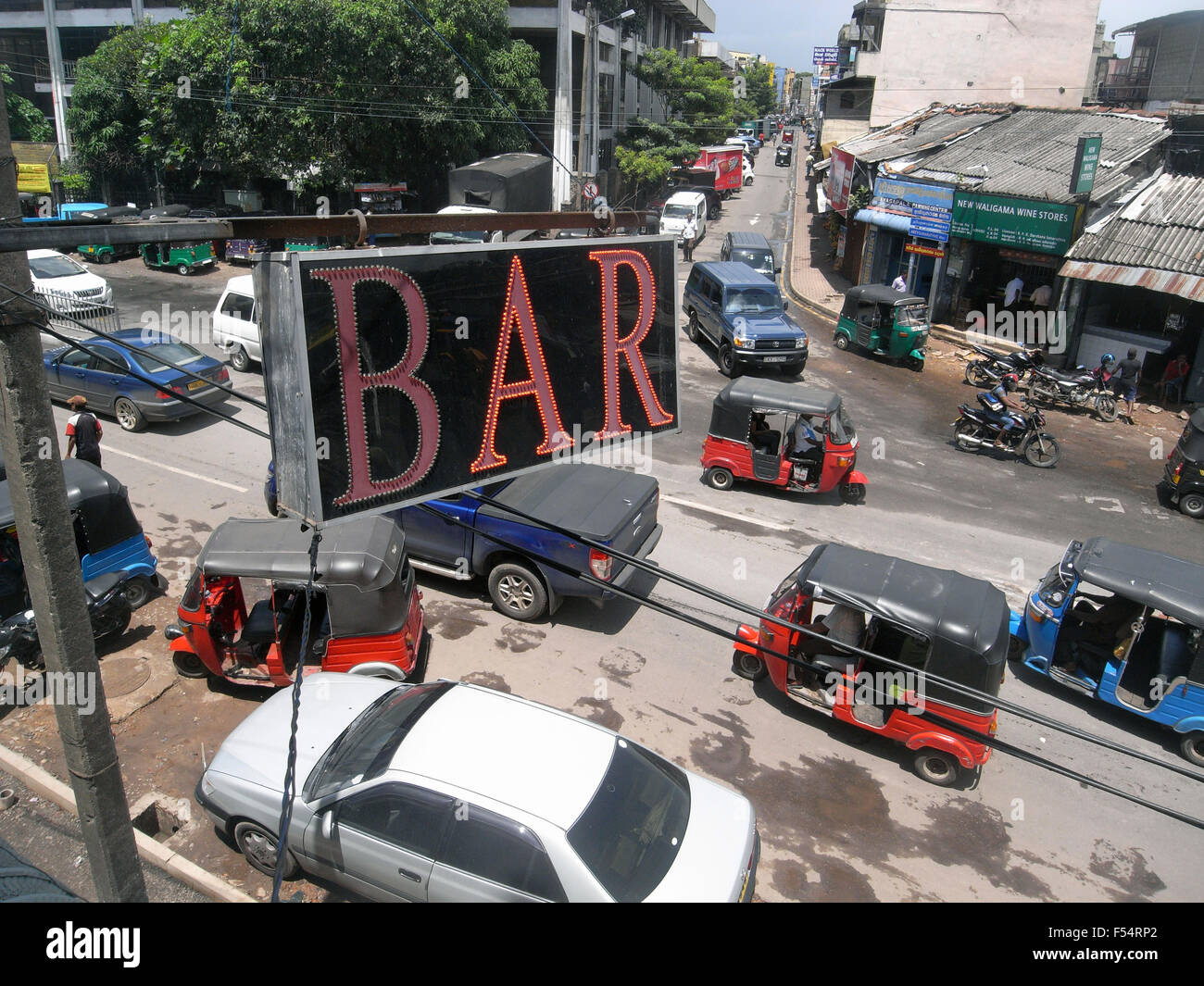 Busy traffic and bar sign at street junction in Maradana, Colombo, Sri Lanka. No PR Stock Photo