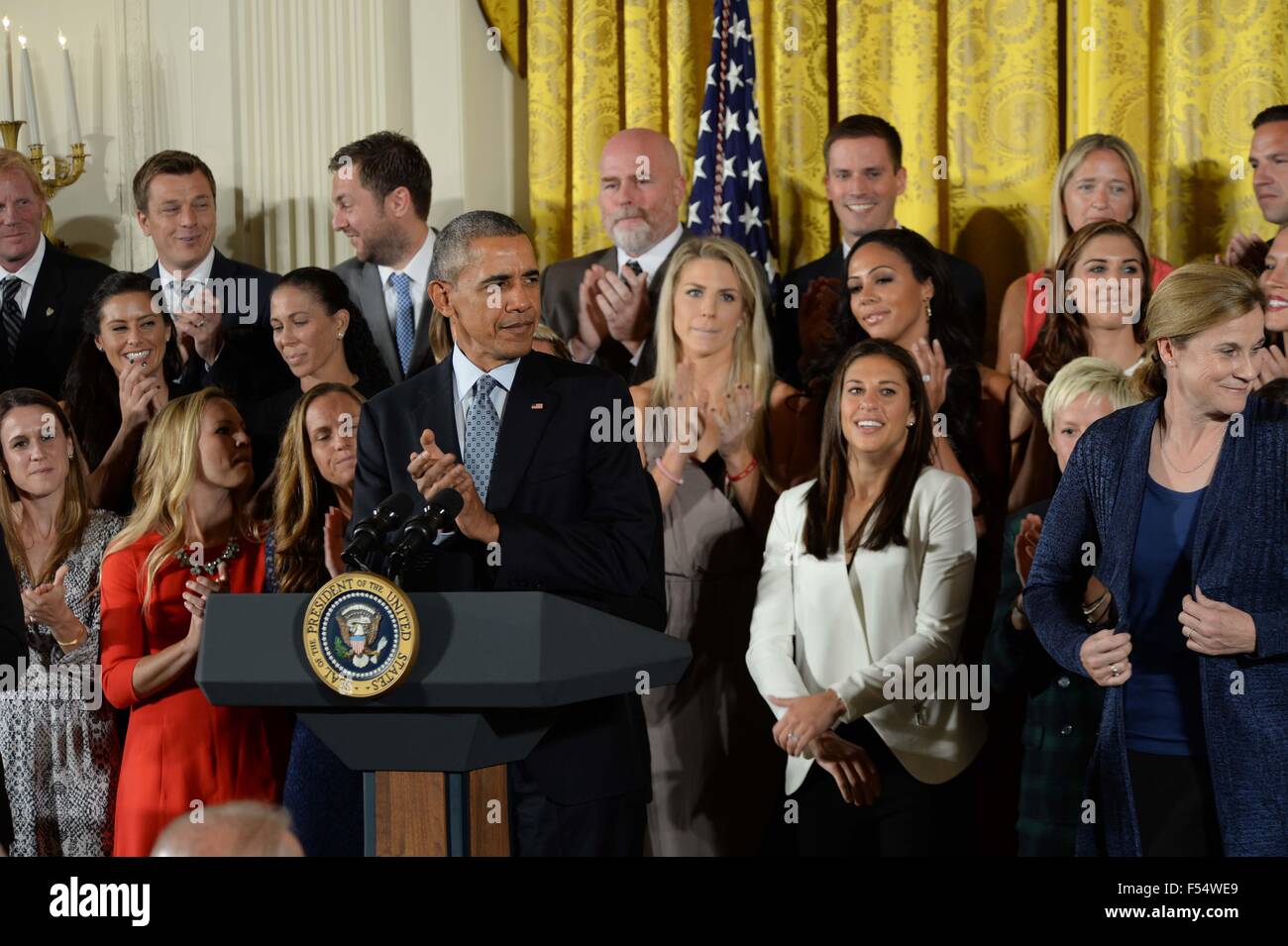 Washington, District of Columbia, USA. 27th Oct, 2015. 10/24/15- The White House- Washington DC.President Barack Obama welcomes the United States Women's National Soccer Team to the White House to honor the team and their victory in the 2015 FIFA Women's World Cup. photos by: - ImageCatcher News Credit:  Christy Bowe/Globe Photos/ZUMA Wire/Alamy Live News Stock Photo