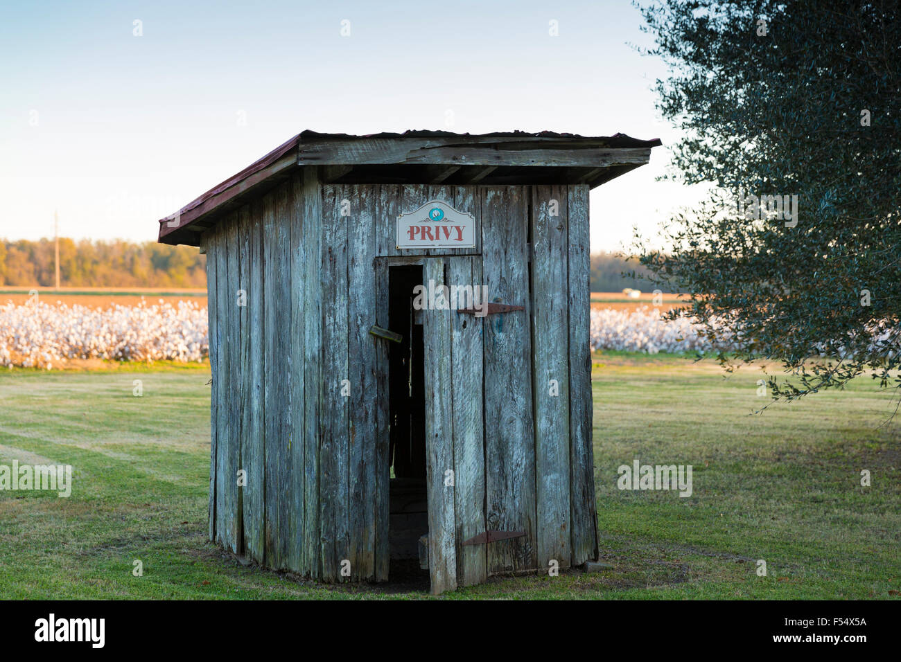 Outside privy toilet hut in slave quarters at cotton plantation at Frogmore  Farm in the Deep South, Louisiana, USA Stock Photo - Alamy