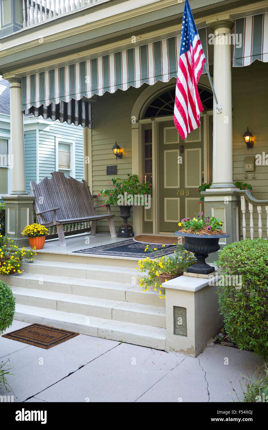 Devereaux Shields House bed and breakfast hotel with Stars and Stripes flag in North Union Street, Natchez, Mississippi USA Stock Photo