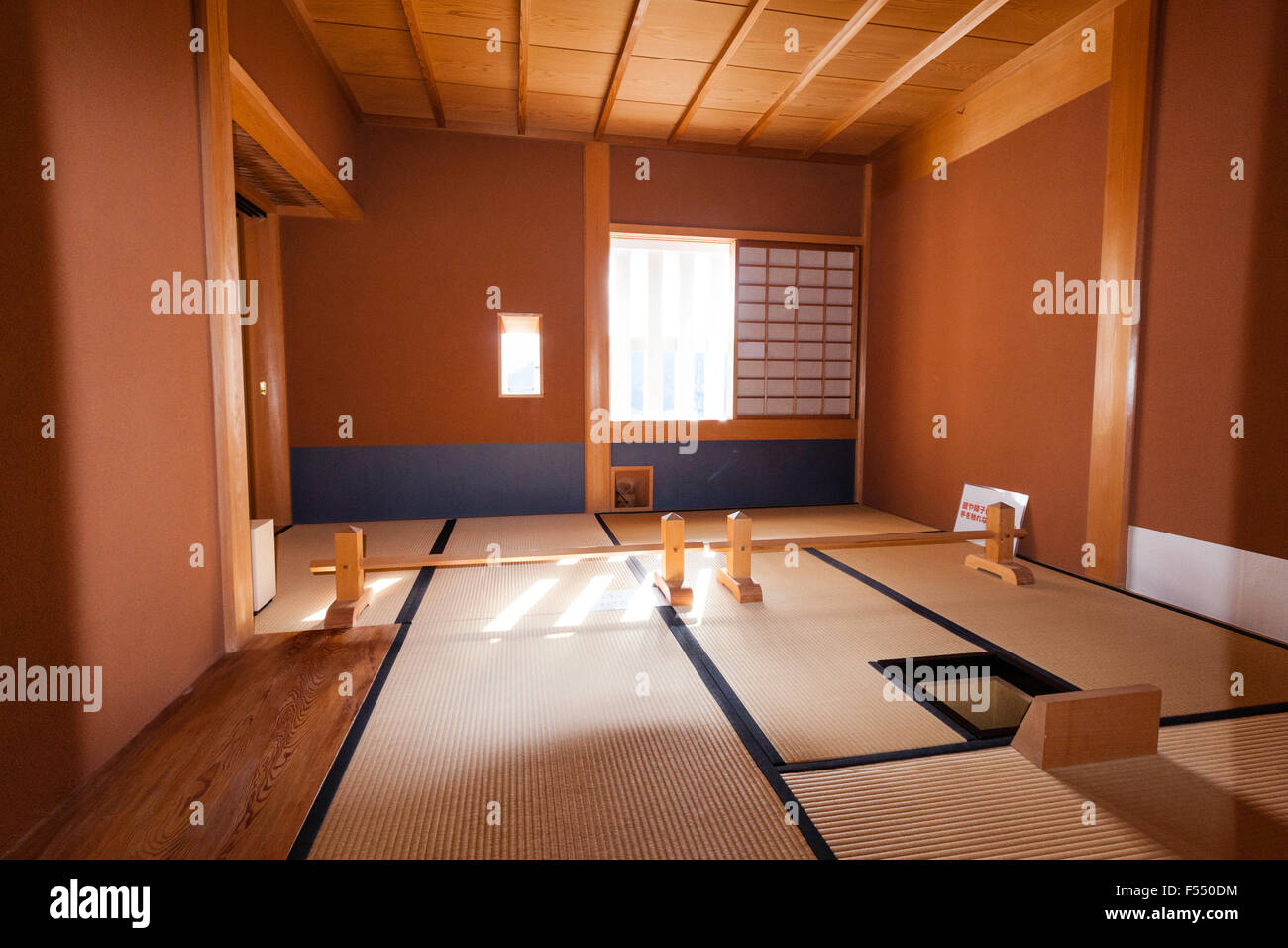 Japan, Tsuyama castle. A faithful reconstruction in the Bitchu Yagura turret of the daimyo's residence. Large room with shutter windows. Stock Photo