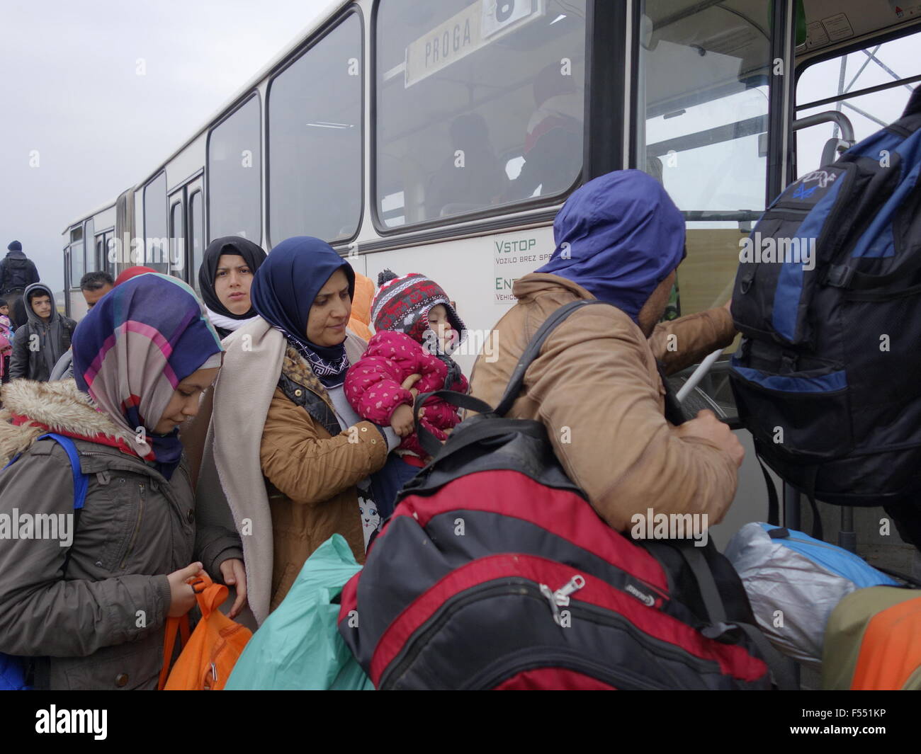 Rigonce. 27th Oct, 2015. Refugees coming from Croatia by train get on buses to be transfered to the refugee centre inland Slovenia in Rigonce, a tiny Slovenian border town with Croatia on on Oct. 27, 2015. By midday on Tuesday over 5,800 refugees had entered Slovenia, bringing the total to almost 86,500 so far this year, according to the STA latest report. Credit:  Wang Yaxiong/Xinhua/Alamy Live News Stock Photo