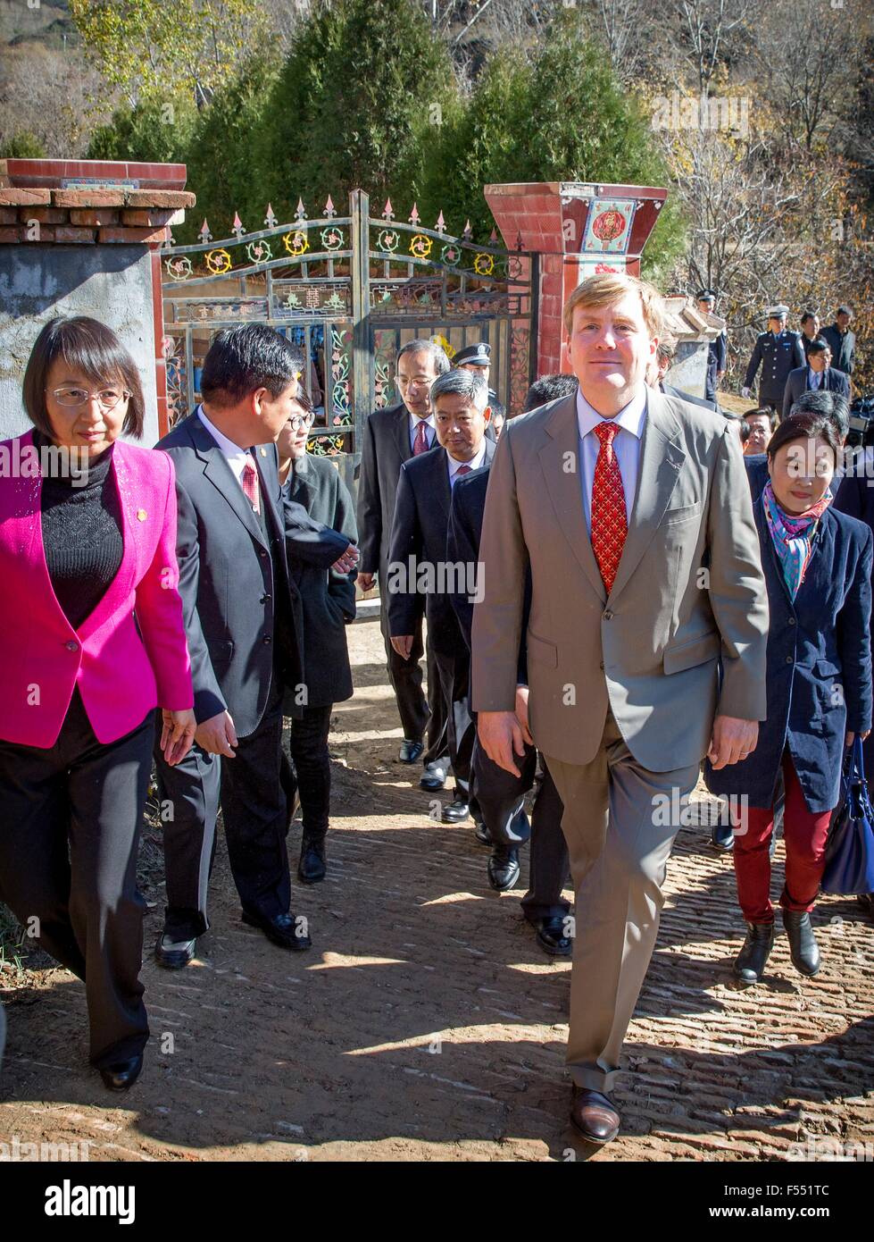 King Willem-Alexander of The Netherlands visit the village of Yanhewanzhen in China, 27 October 2015. They visit an apple farm and get explanation about Loss Plateau by Luo Guobin director of the institute of Climate and Water Protection. Loss Plateau is an restored area and with new eco systems. The King and Queen are in china for an 5 day state visit. Photo: Patrick van Katwijk/ POINT DE VUE OUT - NO WIRE SERVICE - Stock Photo