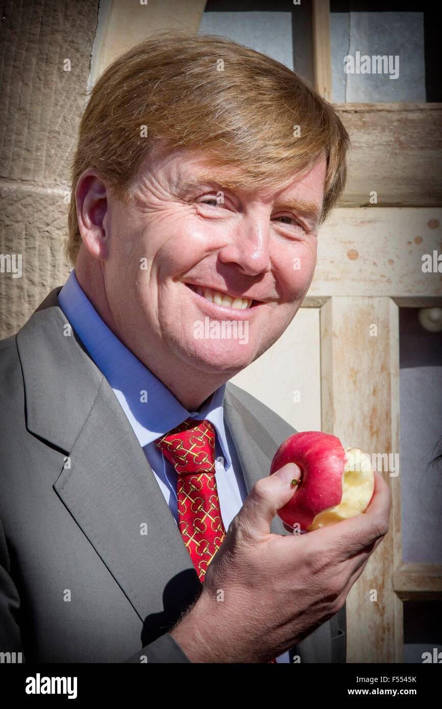 King Willem-Alexander of The Netherlands arrives at Yan?an Ershilipu Airport and are welcomed by mr Zhao Min, Foreign Affairs Office Province Shaanxi in China, 27 October 2015. The King and Queen are in china for an 5 day state visit. Photo: Patrick van Katwijk/ POINT DE VUE OUT - NO WIRE SERVICE - Stock Photo