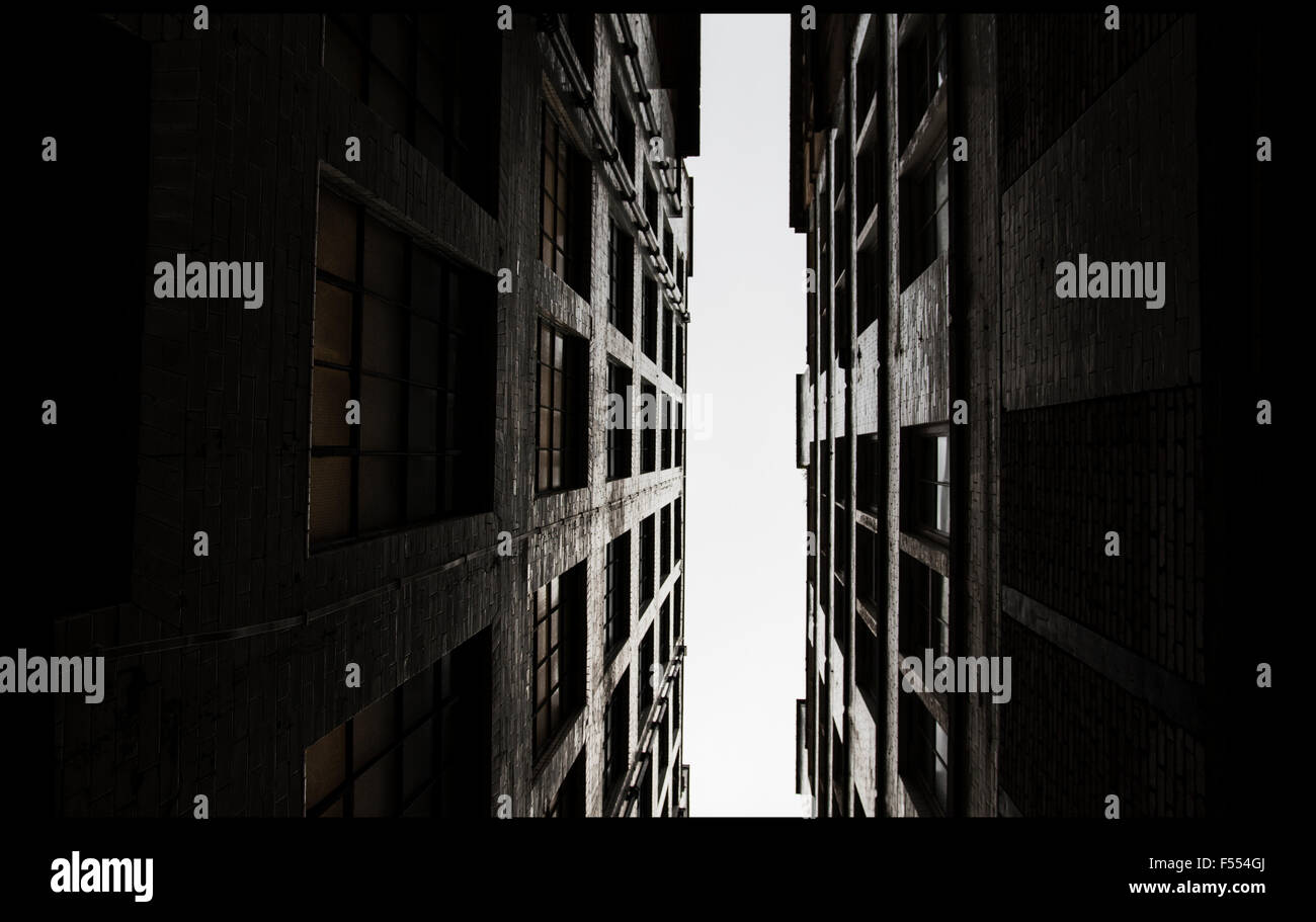 Dark alleyway uk hi-res stock photography and images - Alamy