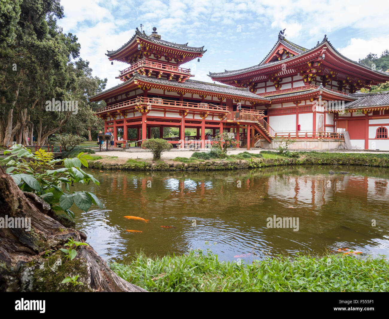 Byodo-in Temple and koi pond. This peaceful Buddhist temple is  beautifully sited in Valley of the Temples Stock Photo