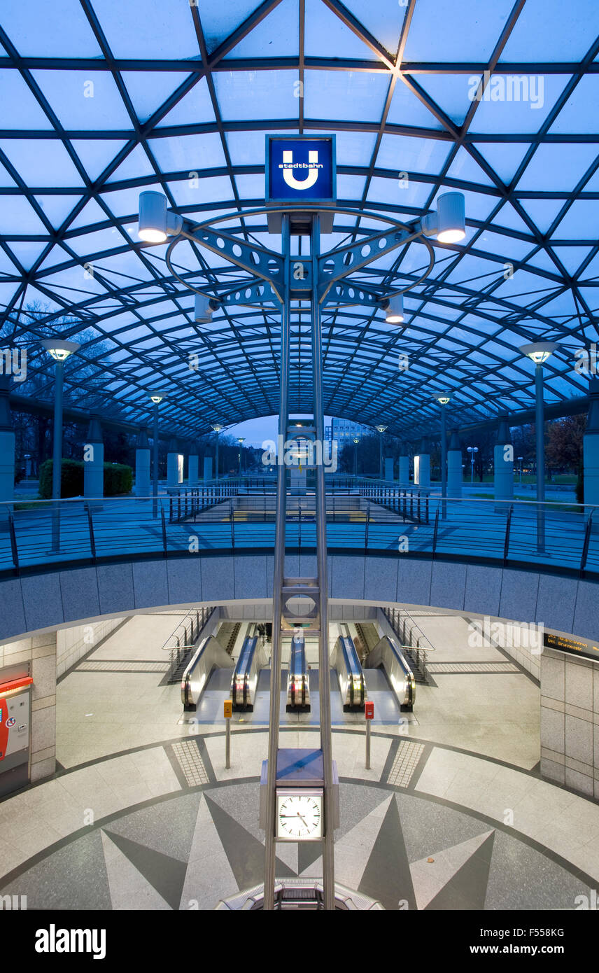 DEU, Deutschland, Nordrhein-Westfalen, Ruhrgebiet, Dortmund, U-Bahnstation an der Westfalenhalle, Messe Dortmund. Stock Photo