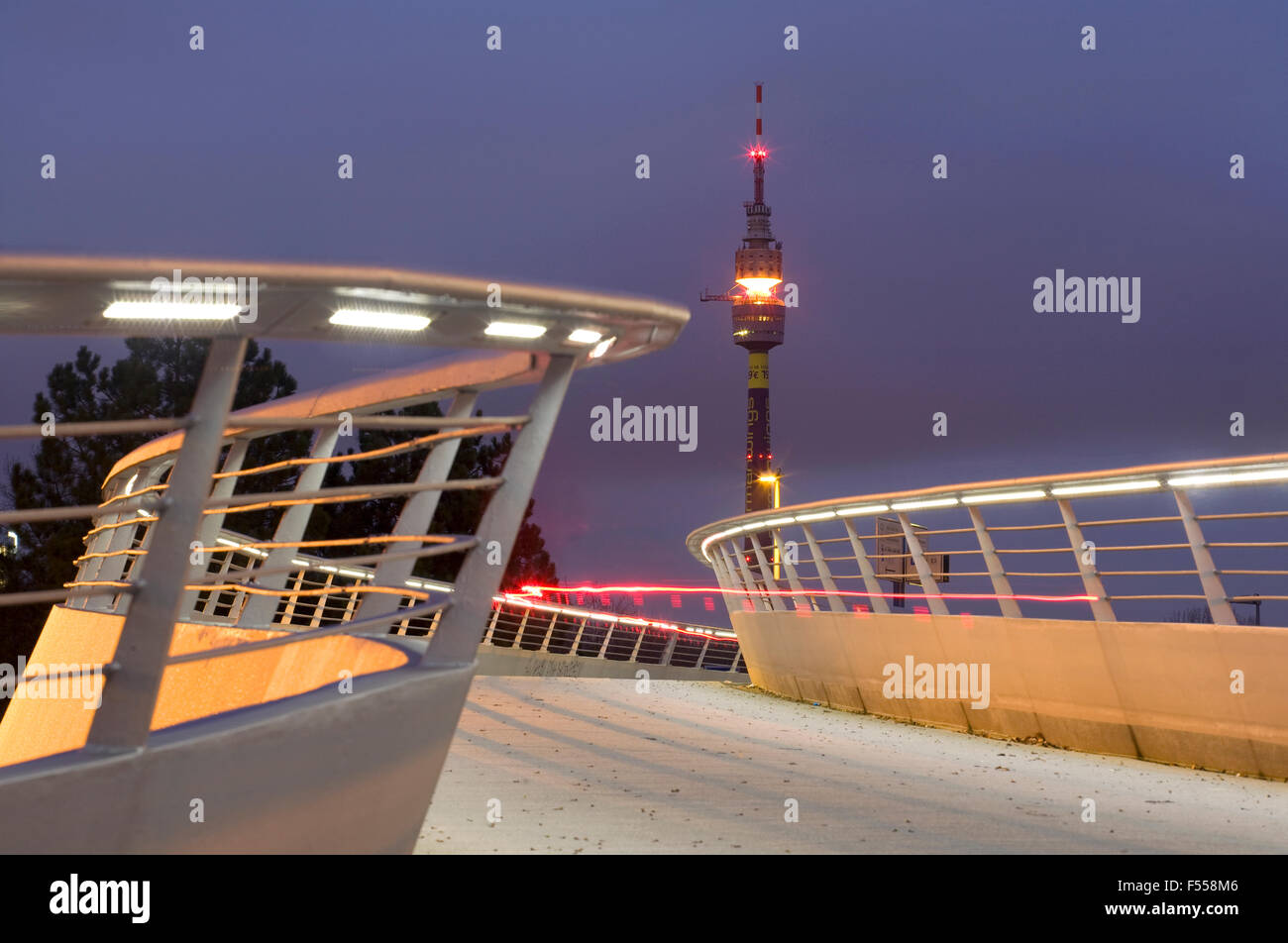 DEU, Deutschland, Nordrhein-Westfalen, Ruhrgebiet, Dortmund, Rad- und Gehwegbruecke am Signal-Iduna-Park und Fernsehturm Florian Stock Photo