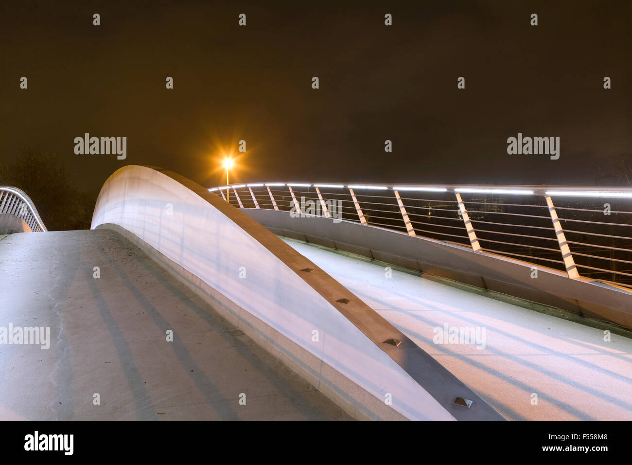 DEU, Deutschland, Nordrhein-Westfalen, Ruhrgebiet, Dortmund, Rad- und Gehwegbruecke am Signal-Iduna-Park. Stock Photo