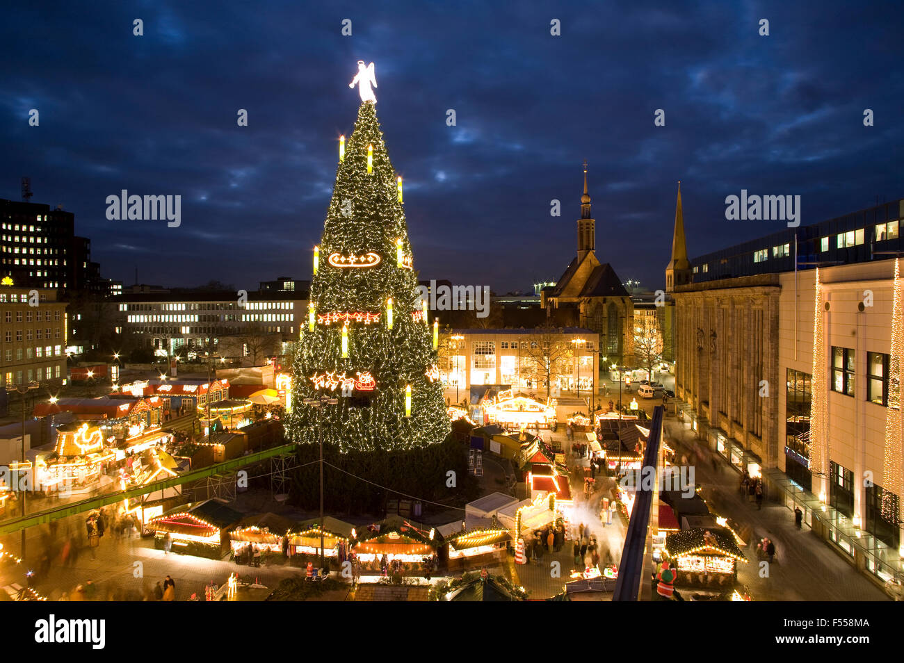 DEU, Deutschland, Nordrhein-Westfalen, Ruhrgebiet, Dortmund, hoechster Weihnachtsbaum der Welt auf dem Weihnachtsmarkt auf dem H Stock Photo