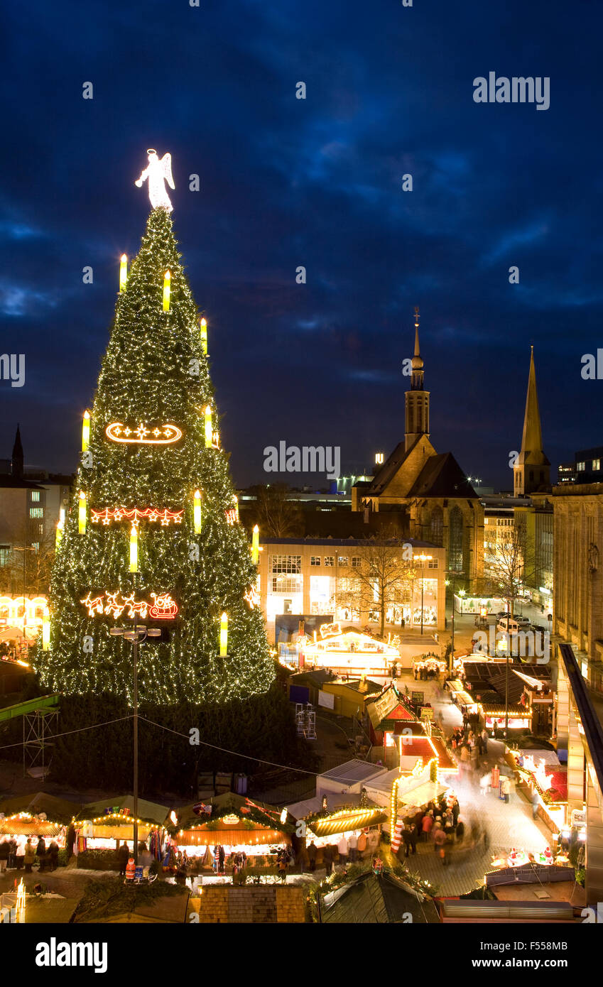 DEU, Deutschland, Nordrhein-Westfalen, Ruhrgebiet, Dortmund, hoechster Weihnachtsbaum der Welt auf dem Weihnachtsmarkt auf dem H Stock Photo