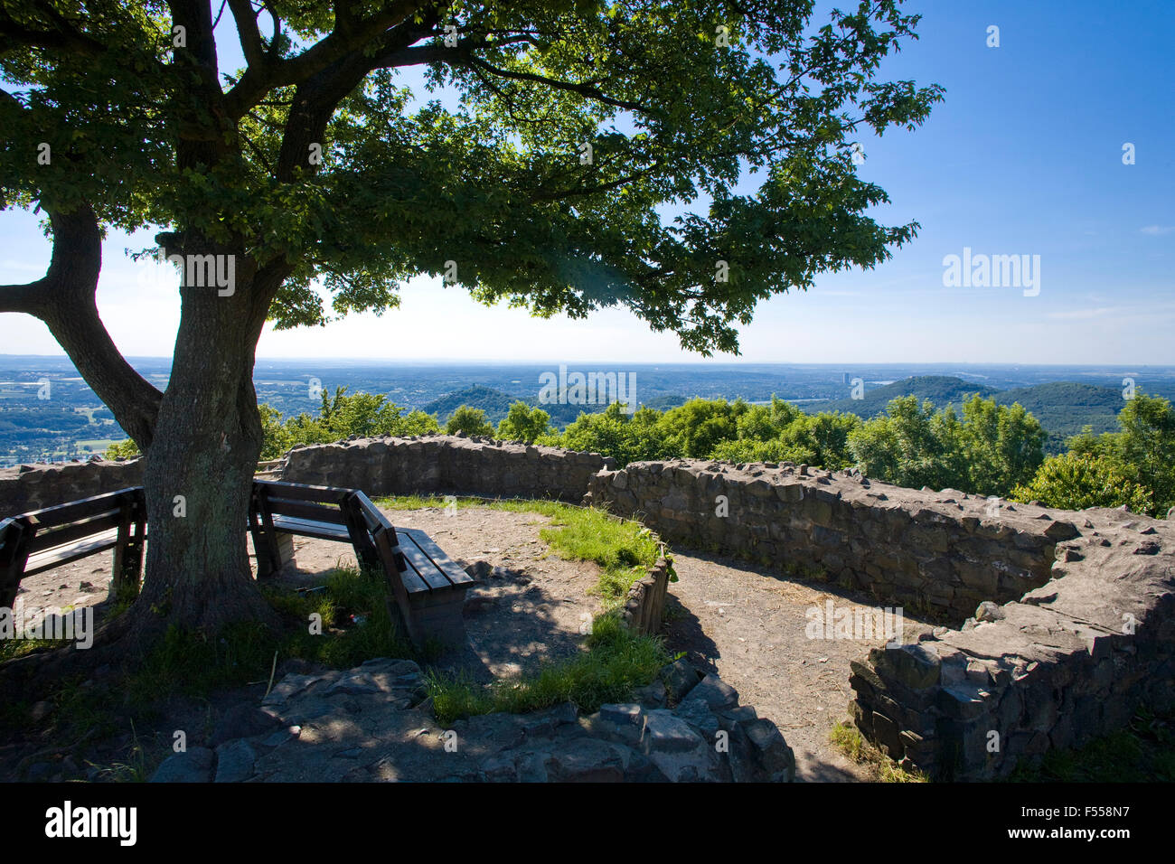 Europa, Deutschland, Nordrhein-Westfalen, Siebengebirge, Bad Honnef, Blick von den Ruinen der Loewenburg auf dem gleichnamigen B Stock Photo