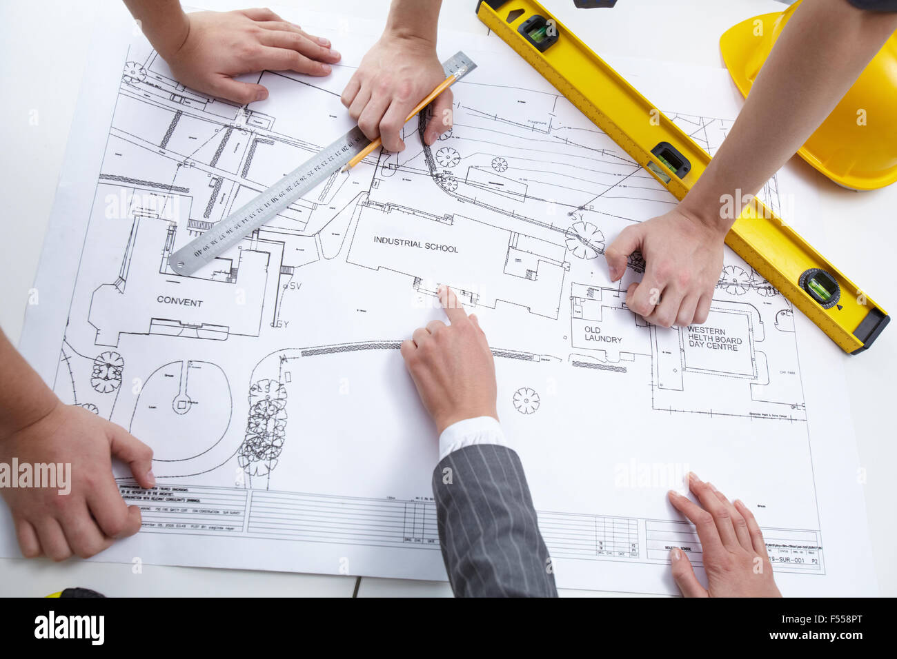 Engineers discussing draft of constructions Stock Photo - Alamy