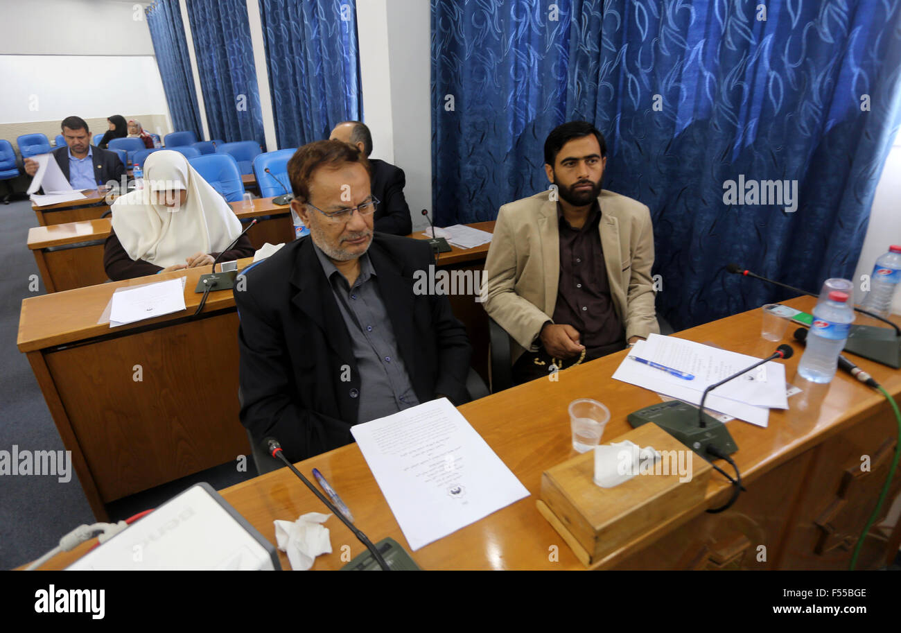 Gaza City, Gaza Strip, Palestinian Territory. 28th Oct, 2015. Members