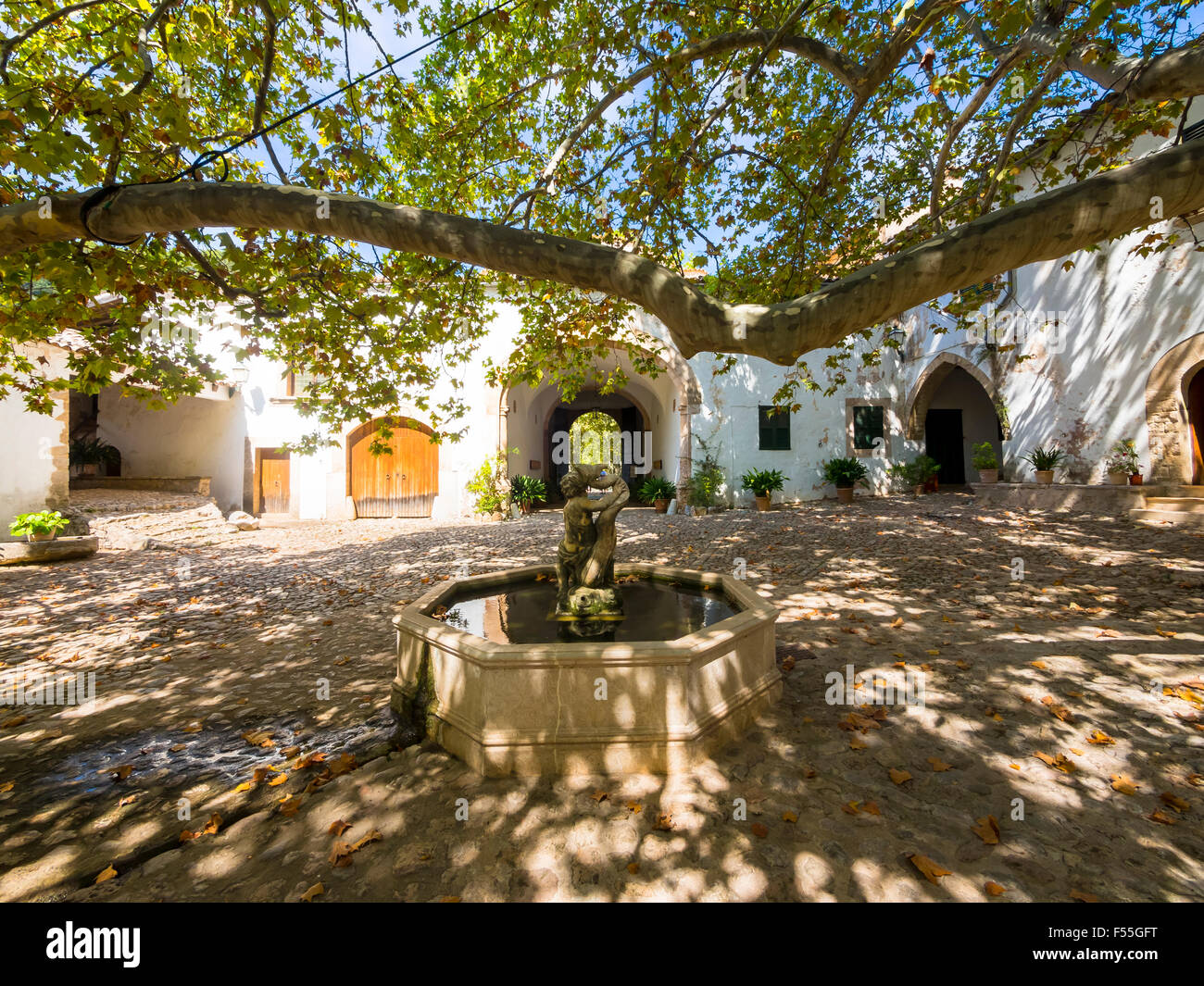 Spain, Mallorca, Jardines de Alfabia garden, Mansion, courtyard with fountain Stock Photo