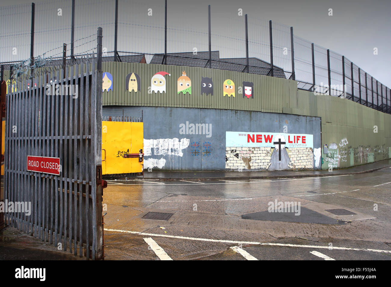 Cupar Way,Belfast,Northern Ireland: wall and gates dividing republican and loyalist areas.This Peace line divides loyalist area of Shankill and republican area of Falls.The gate is closed during the night Stock Photo