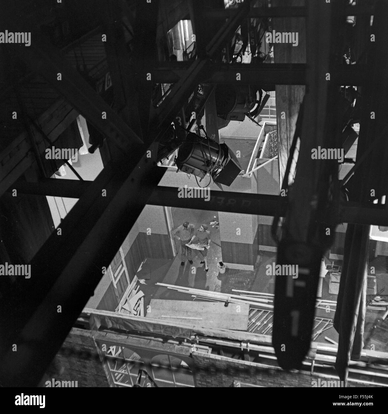 Stahlträger und Traversen für die Aufhängung von Scheinwerfern in einem Studio des NDR in Hamburg, Deutschland 1960er Jahre. Steel girders and traversers for the mounting of spotlights at a studio of the Norddeutscher Rundfunk TV and radio station at Hamburg, Germany 1960s. Stock Photo