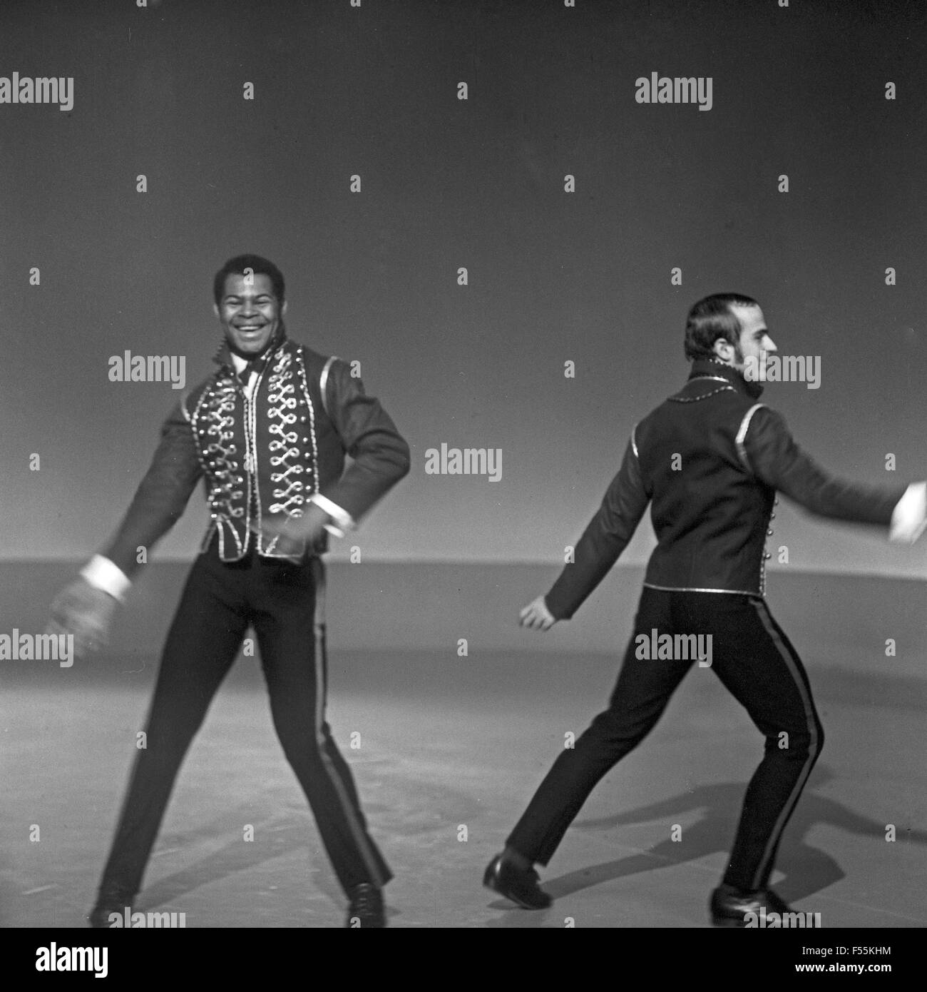 Das Tanzensemble 'Black New World' aus New York bei einem Aufritt im Studio Hamburg, Deutschland 1960er Jahre. New York dance company 'Black New World' performing at the NDR studio in Hamburg, Germany 1960s. Stock Photo