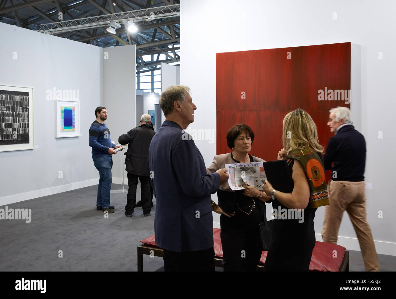 01.02.2015, Frankfurt am Main, Hesse, Germany - Visitors to the Art Fair Frankfurt 15 at the booth of the gallery Kronsbein from Munich. 00R150201D059CAROEX.JPG - NOT for SALE in G E R M A N Y, A U S T R I A, S W I T Z E R L A N D [MODEL RELEASE: NO, PROPERTY RELEASE: NO (c) caro photo agency / Ruffer, http://www.caro-images.pl, info@carofoto.pl - In case of using the picture for non-journalistic purposes, please contact the agency - the picture is subject to royalty!] Stock Photo