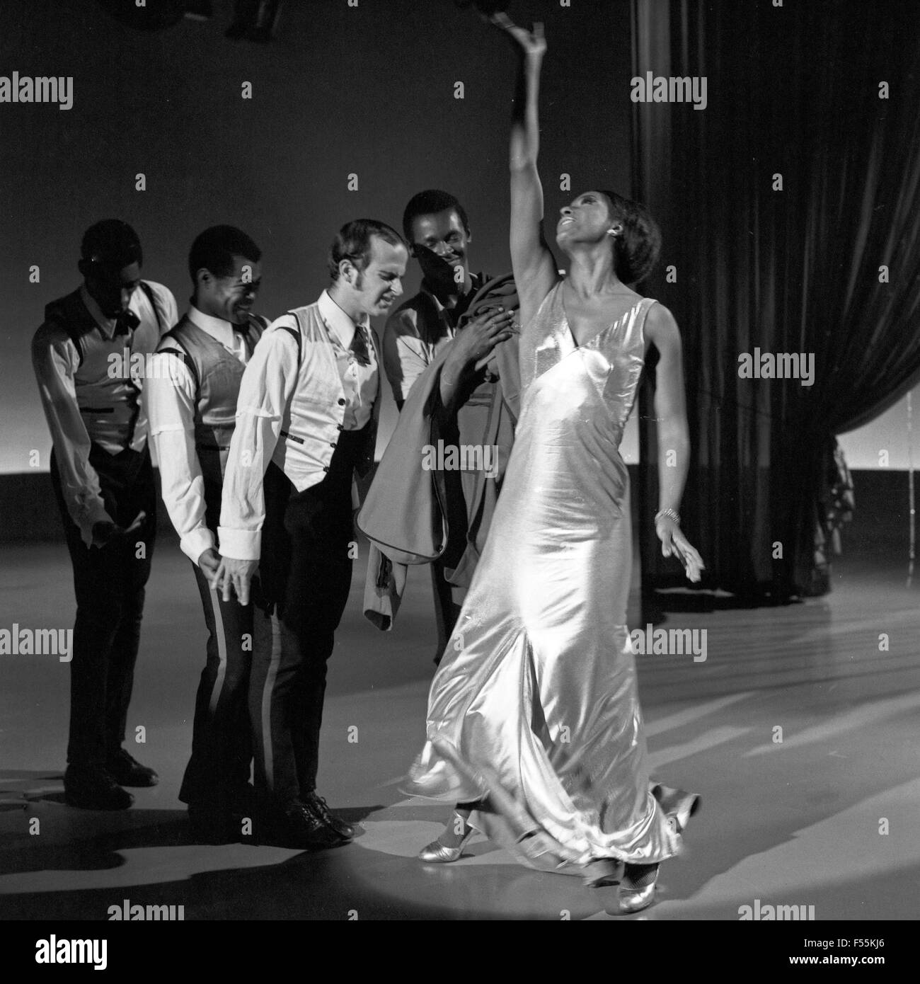 Das Tanzensemble 'Black New World' aus New York bei einem Aufritt im Studio Hamburg, Deutschland 1960er Jahre. New York dance company 'Black New World' performing at the NDR studio in Hamburg, Germany 1960s. Stock Photo