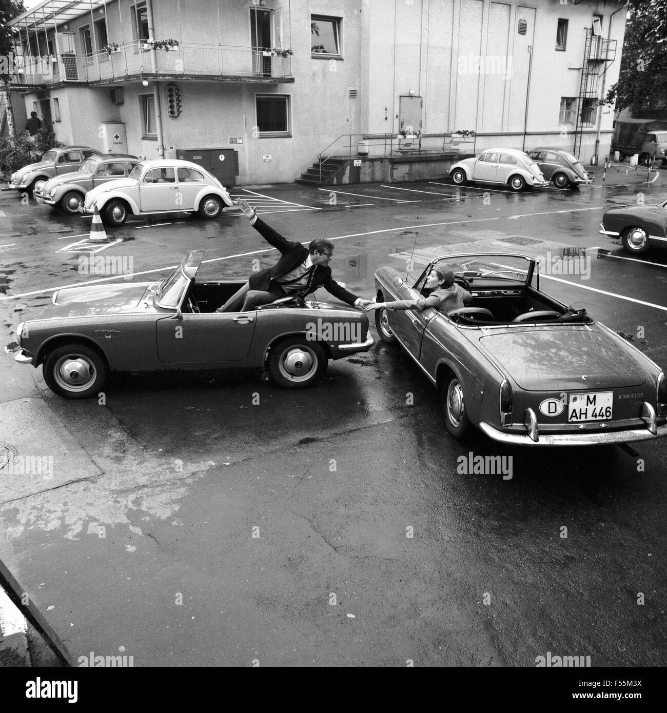 Hauptstraße Glück, Fernsehserie, Deutschland 1968, Regie: Franz Marischka, Darsteller: Viktoria Brams und Michael Hinz stellen einen Autounfall dar. Stock Photo