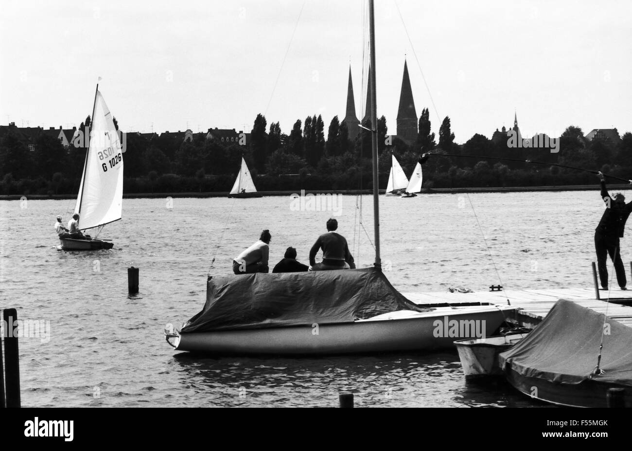 Segelboote im Yachthafen, Deutschland 1960er Jahre. On sailing boats ...