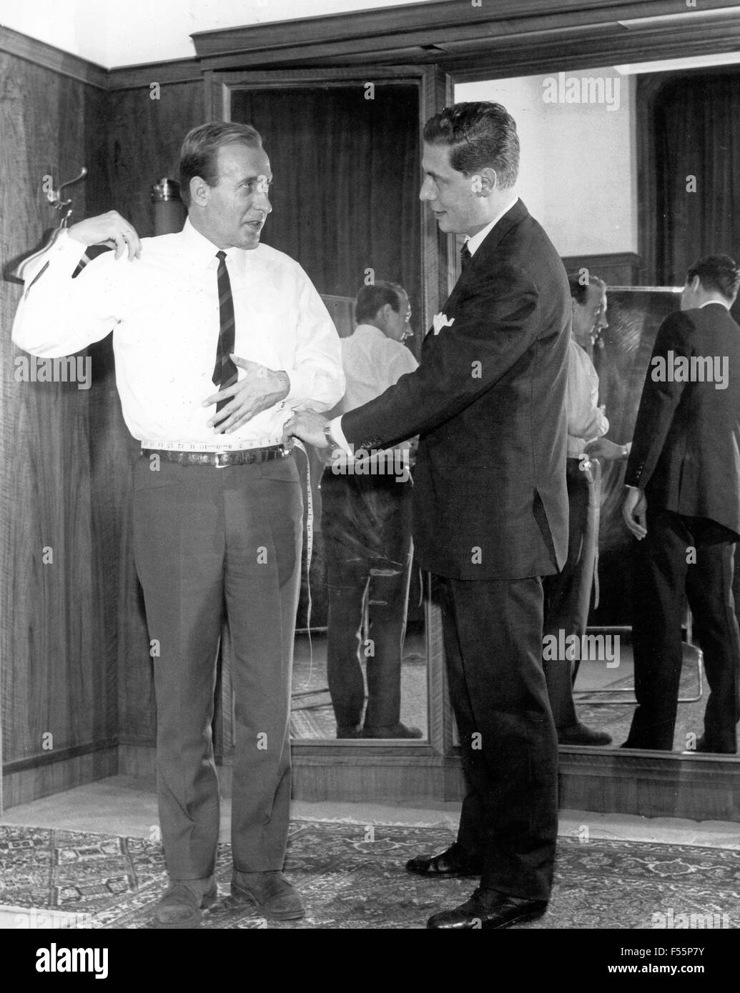 Deutscher Nachrichtensprecher Karl Heinz Köpckebeim Schneider, Deutschland 1960er Jahre. German news presenter Karl Heinz Koepcke at the tailor, Germany 1960s. Stock Photo