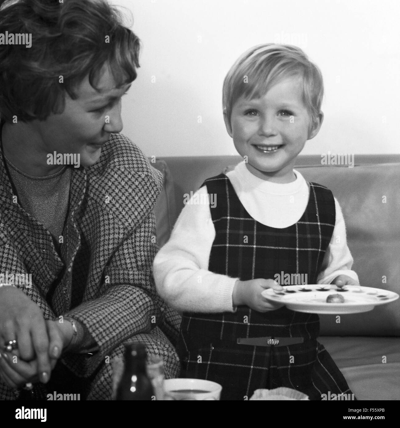 Eine junge Mutter mit ihrer kleinen Tochter, Deutschland 1960er Jahre. A young mother with her daughter, Germany 1960s. Stock Photo
