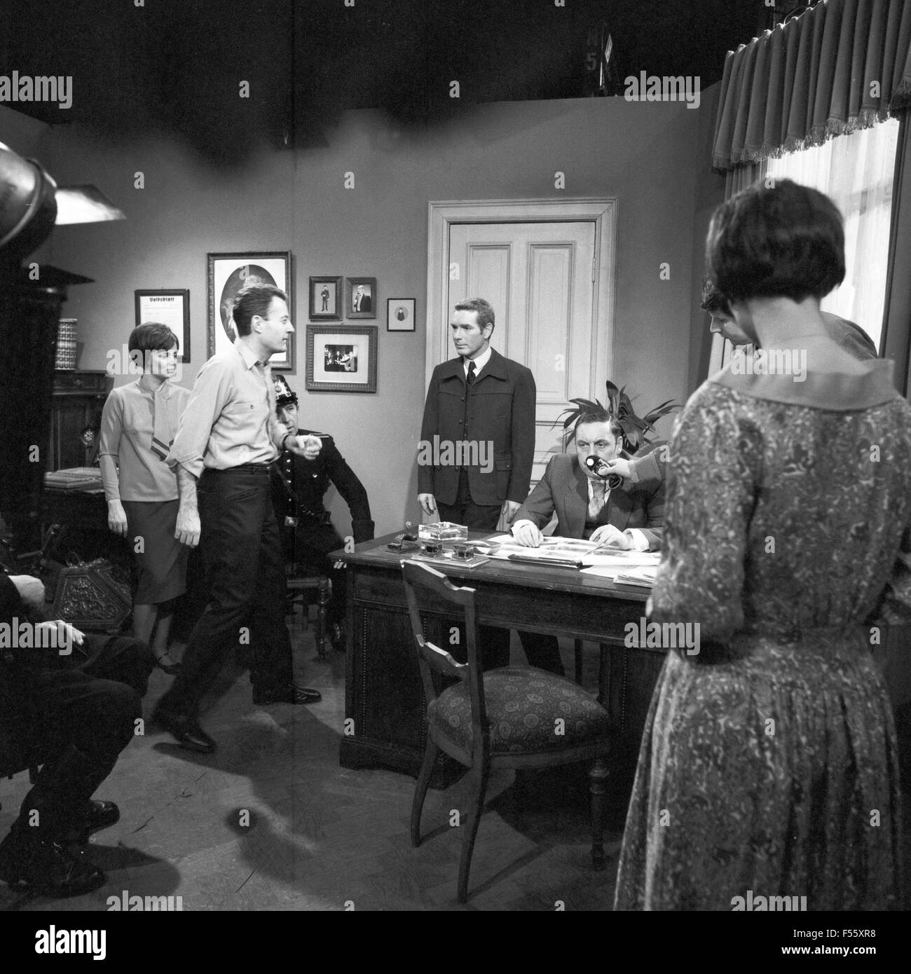 Das Berliner Zimmer, Fernsehfilm, Deutschland 1968, Regie: Korbinian Köberle, Darsteller: Klaus Höhne (Mitte) Stock Photo