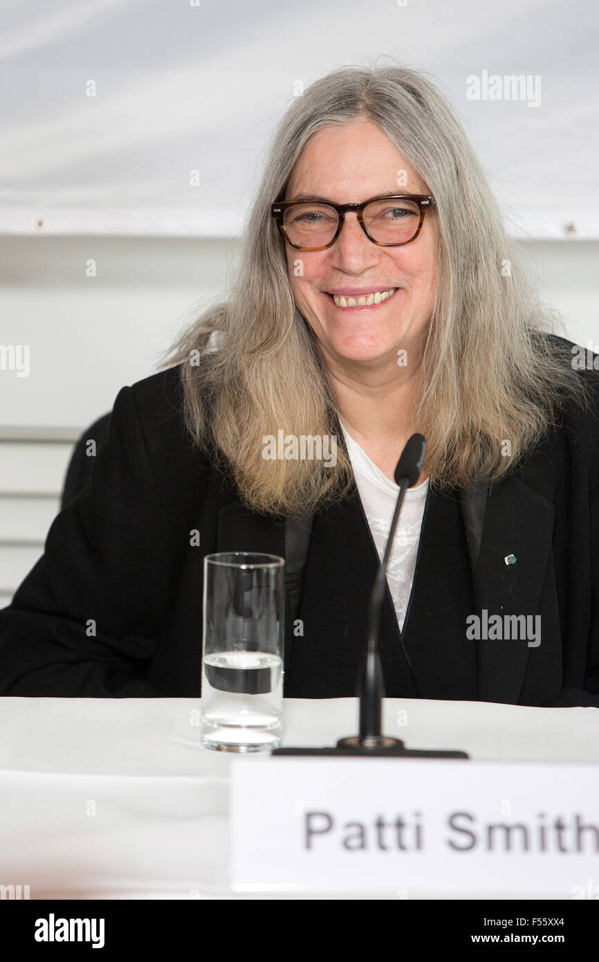 21.05.2015, Berlin, Berlin, Germany - Patti Lee Smith, punk and rock musician, singer-songwriter, photographer, painter and poet, at the press conference of the Art of Amnesty at the award ceremony of the Ambassador of Conscience Award 2015th 0TS150521D028CAROEX.JPG - NOT for SALE in G E R M A N Y, A U S T R I A, S W I T Z E R L A N D [MODEL RELEASE: NO, PROPERTY RELEASE: NO (c) caro photo agency / Schnitzler, http://www.caro-images.pl, info@carofoto.pl - In case of using the picture for non-journalistic purposes, please contact the agency - the picture is subject to royalty!] Stock Photo