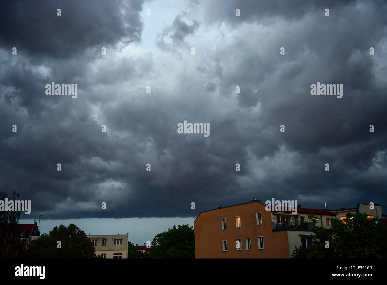 05.05.2015, Berlin, Berlin, Germany  - Storm clouds over Berlin-Prenzlauer Berg. 00Y150505D055CAROEX.JPG - NOT for SALE in G E R M A N Y, A U S T R I A, S W I T Z E R L A N D [MODEL RELEASE: NOT APPLICABLE, PROPERTY RELEASE: NO (c) caro photo agency / Teich, http://www.caro-images.pl, info@carofoto.pl - In case of using the picture for non-journalistic purposes, please contact the agency - the picture is subject to royalty!] Stock Photo