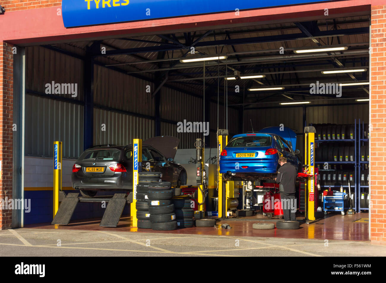 Kwik fit technician hires stock photography and images Alamy